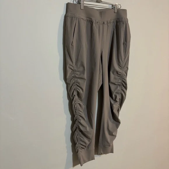 Athleta Attitude Pant Womens Ruched Jogger Athleisure | Womens Sz 8P - Picture 2 of 5